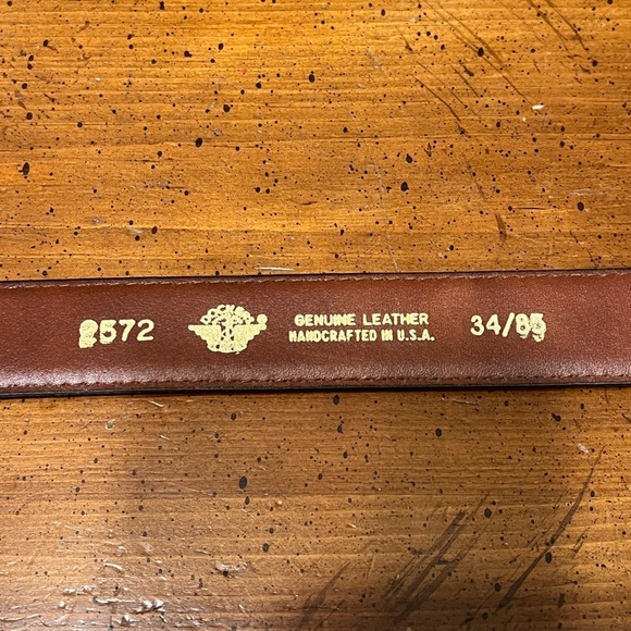 Dockers Men's Split Leather Handcrafted Belt size 34/85
Gold Buckle - Picture 5 of 7